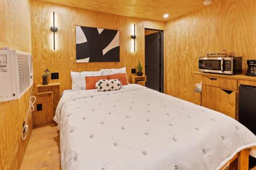 Governmental Mall House | Unique*NEW*Hot Tub Studio*Mins to DT & PHX Airport