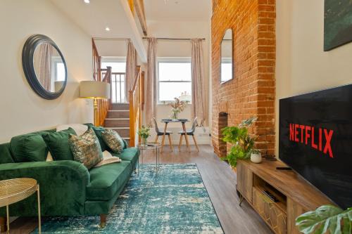 The King's Mile Apartment | Unique Rooftop Retreat - City View - Sleeps 4