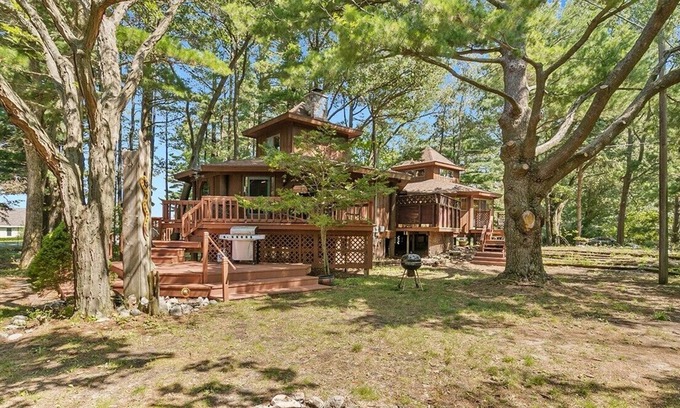 Silver Lake House | Unique, Silver Lake Tree House in popular beach town. It's one of a kind.