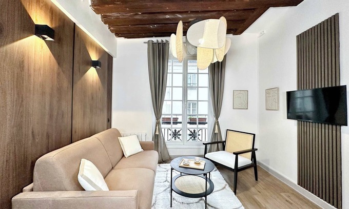 Paris City Center Apartment | Unique studio near Notre-Dame