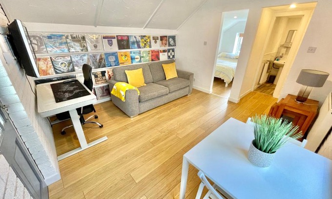 Prestwick Apartment | Unique Studio - Self Check In & Parking