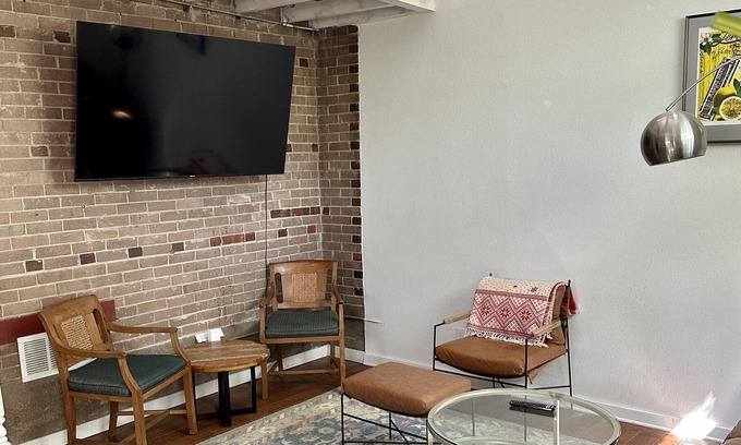 Jefferson Park Cottage | Unique Urban Carriage House with Ceder Hot Tub and Private Yard