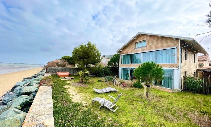 Ronce-les-Bains Villa | Unique villa with direct beach access, shops on foot.