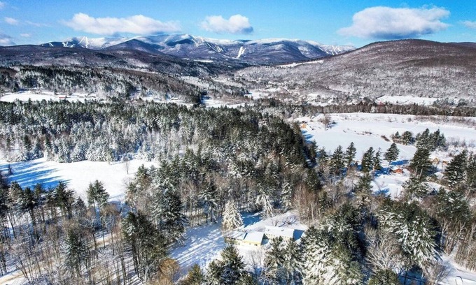 Waitsfield House | Unique Waitsfield house, minutes to the slopes and dog friendly!