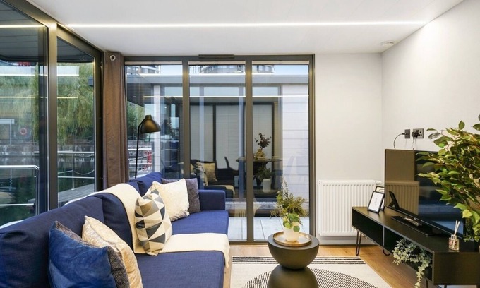 Canary Wharf Boat Rental | Unique Water Lodge with Rooftop