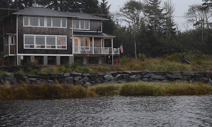 Pacific Beach House | Unique waterfront Beach House with incredible view.