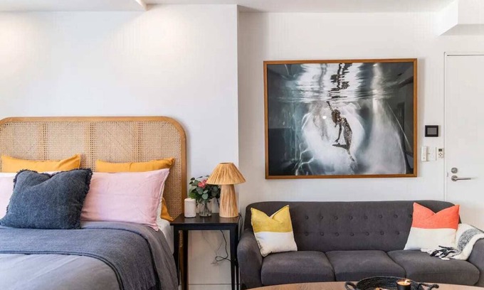 Bilgola Beach Apartment | Uniquely Decorated Hillside Room Overlooking Bilgola Beach