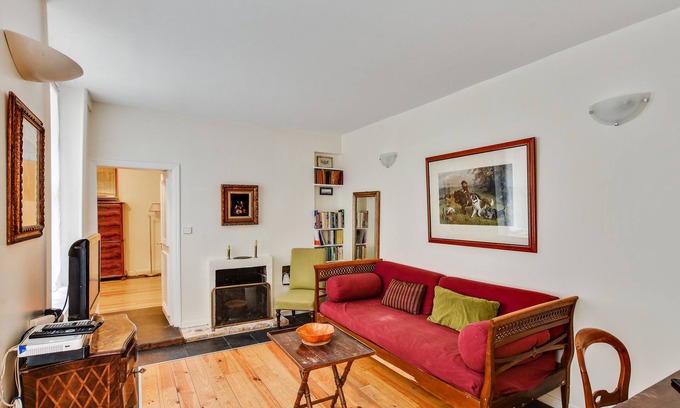 Saint-Thomas-d'Aquin Apartment | Unit 008 Saint Germain des Près (Bac) 1 bedroom 3 pax