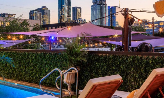 East Cesar Chavez House | (Unit 2) Inn Cahoots on 6th: 5BR/13BedsPool, Rooftop, Garden Bars, Walk to Everything!