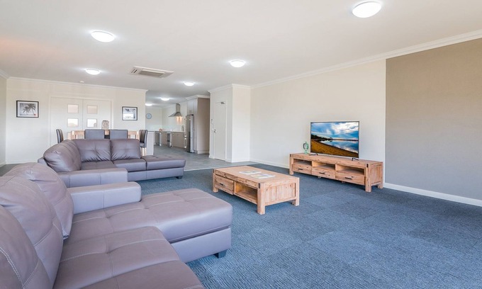 Cowes Apartment | Unit 4-83 Thompson Avenue, Cowes Central, includes linen.