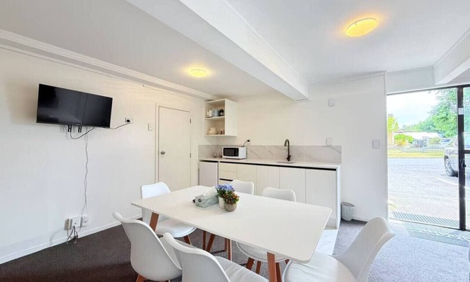 Rotorua Hotel | Unit 5, Fenton Summer Lodge