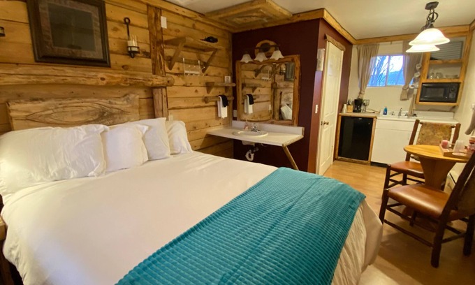 Cedaredge Apartment | Unit 6: Queen Suite/w Kitchenette