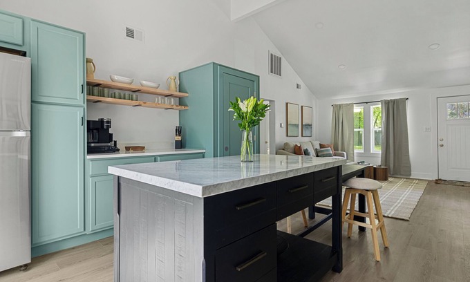 Lakeside Cottage | (Unit A) Lakeside Home Close To Association Beach!