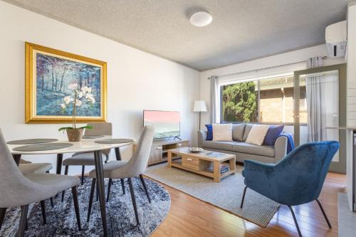 Neutral Bay Apartment | Unit With Balcony Backyard and Parking Near Shops