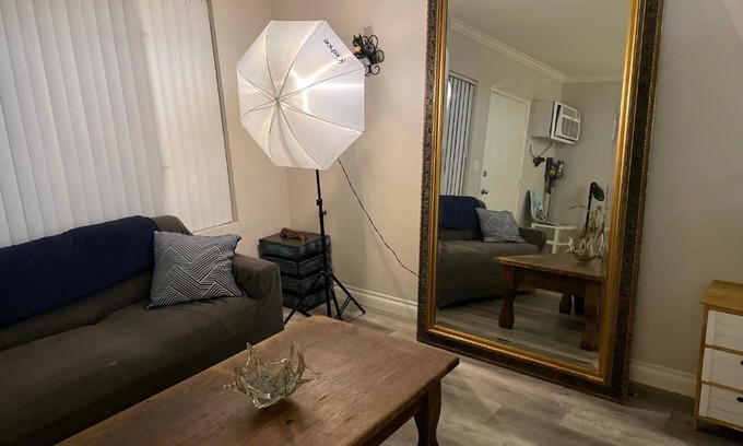 Valley Village Apartment | Universal Studios near by comfort, swimming pool, centrally located