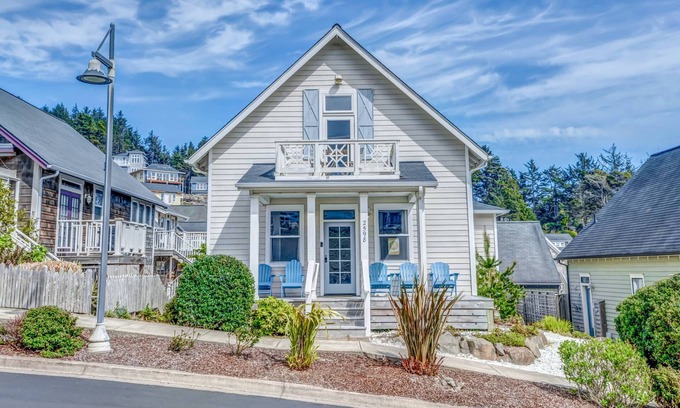 Nelscott House | Unmatched Award Winning Olivia Beach Escape, Pet Friendly, Hot Tub, Volleyball, Park, Seasonal Pool