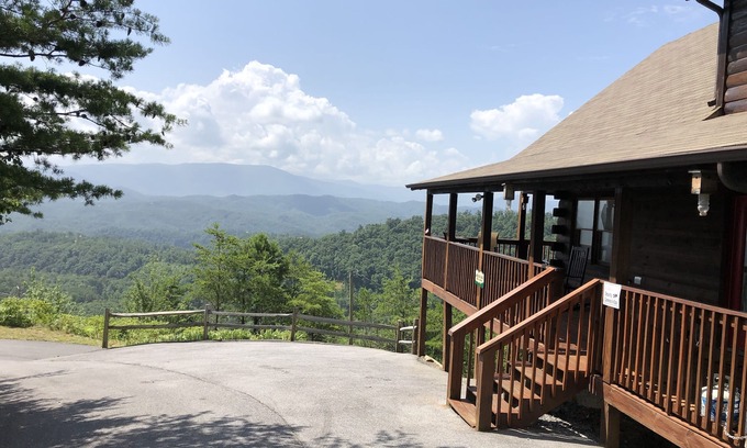 Gatlinburg - Pigeon Forge Cabin | Unobstructed View, Central Location , Honeymoon Retreat, Fire-pit, Hot Tub ⛰️