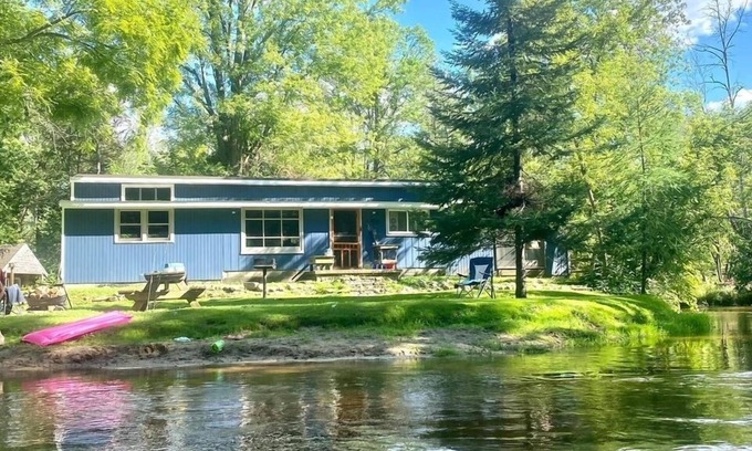 Marion House | Unplug and kick back! Simple, relaxing cabin on the Clam River.