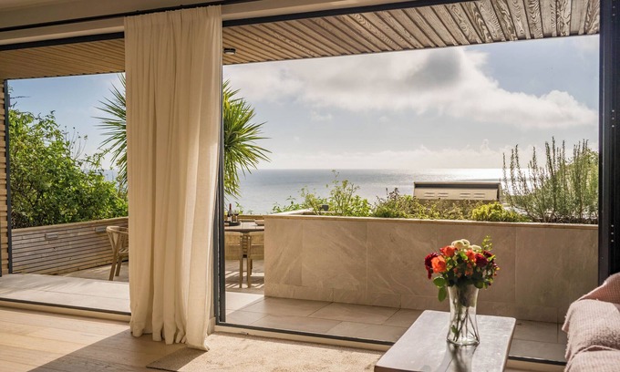 Ventnor House | Unrivalled Sea View - Brand New