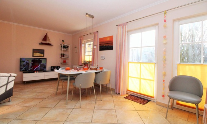 Kuehlungsborn Apartment | Uns Strandhus WE 11: tastefully furnished 3-room apartment close to the beach