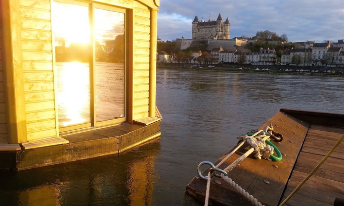 Saumur Boat Rental | UNUSUAL GORGEOUS TRADITIONAL BOAT FACING THE CHATEAU DE SAUMUR