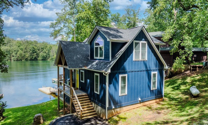 Robbinsville House | Unwind at Lakey McLakehouse on Lake Santeetlah