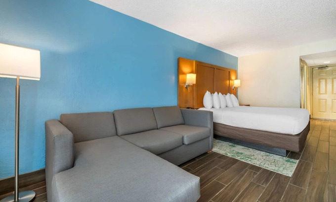 Seabreeze Park Hotel | Unwind in a Peaceful Haven w/Balcony | Minutes from Speedway Action