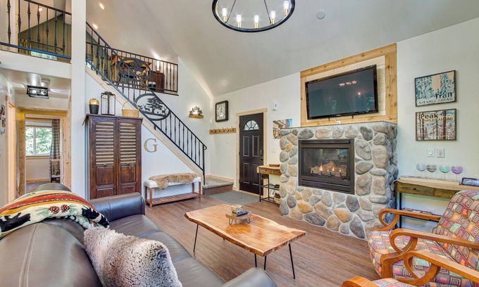 Cle Elum Cabin | Unwind in Cle Elum: Hot Tub & Cozy Fireplace!