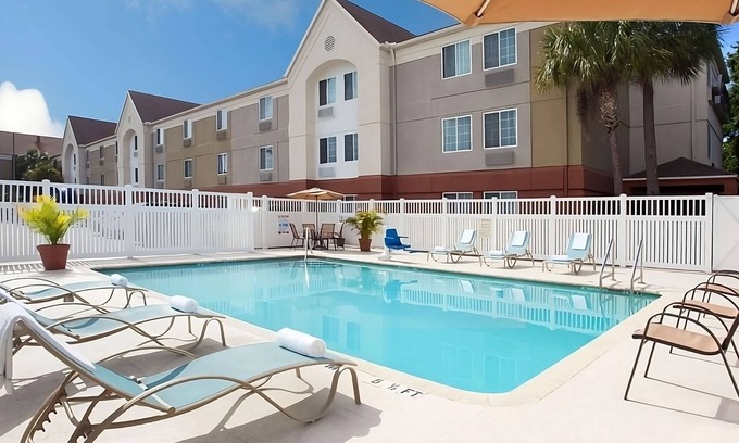 Clearwater Hotel | Unwind in Clearwater! Full Kitchen, Outdoor Pool, Free Parking, Pets Friendly