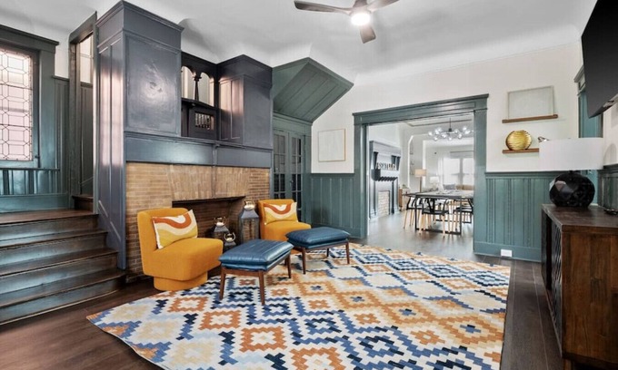 Shaw House | Unwind in Style: Spacious 7BR near Downtown & Forest Park