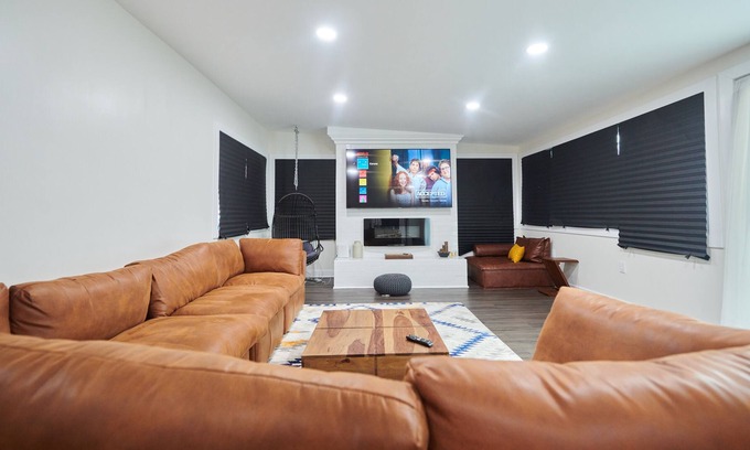 Carthay Circle Apartment | Unwind in Style: Chic and Cozy Hideaway with Private Hot Tub