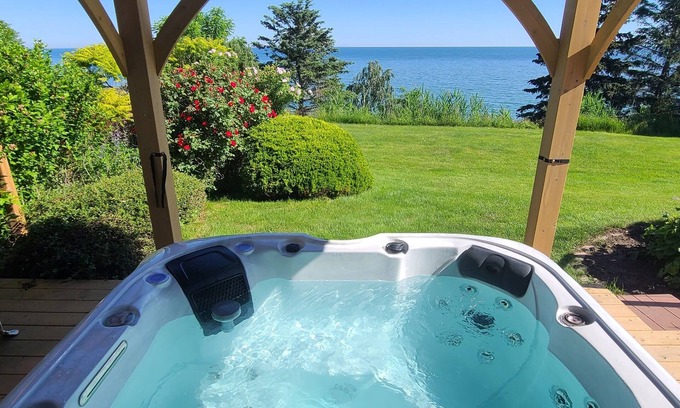 Jordan Harbour House | Unwind @ LakeHouse with Hot Tub