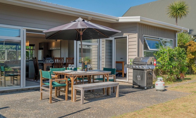 Matarangi House | Unwind on The Fairway - Matarangi Holiday Home