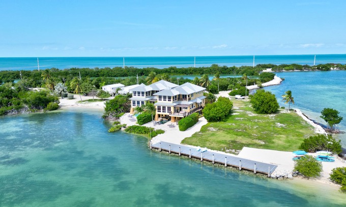 Marathon Villa | ✦Unwind on your Oceanedge villa on Seapalm island✦
