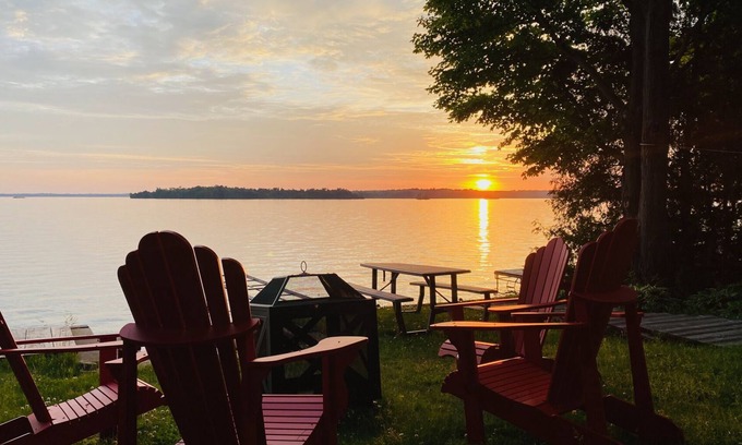 Baddow Cottage | Unwind Recharge Repeat│family-friendly lakefront cottage sleeps 8 adult and plus