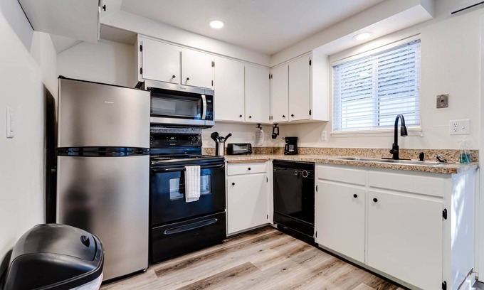 College Hill Apartment | UO-KingBd-AC-CouchBd-ComfyClean-Autzen-AmazonPark-GreatWalkBikeScore