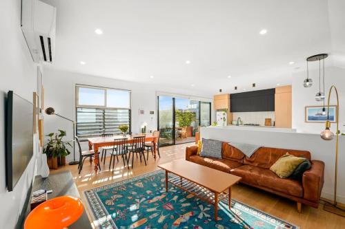 Thornbury House | Up and Down Simple Comfort at Thornbury Townhouse