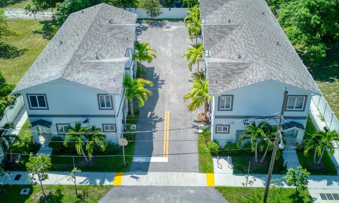 Downtown Fort Lauderdale House | Up to 30 Guests in 3 Identical Brand New Townhomes in Downtown Fort Lauderdale