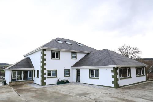 Letterkenny House | Up Yonder House - 6 Bedroom Family Guesthouse
