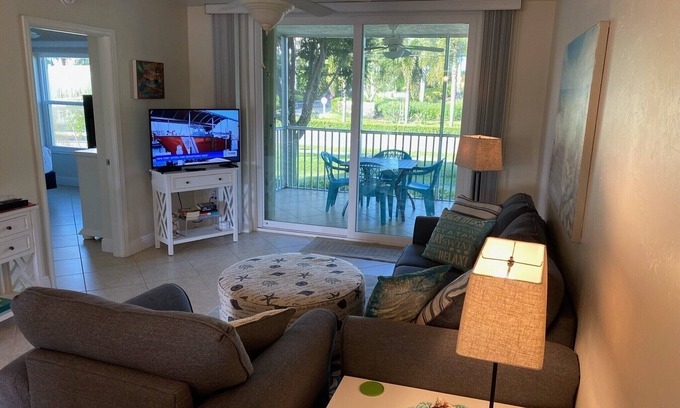 Marco Island Condo | Updated 2 bdr condo, close to the beach, restaurants and shops🏖