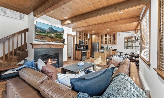 Deer Valley House | Updated 2 BDR Condo – Walk to Deer Valley & City!