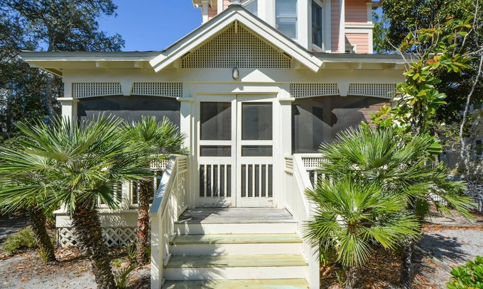 Seaside Cottage | Updated 2-Bedroom W/Loft in Seaside 1 Block to Beach, 2 Adult Bikes, Sleeps 8