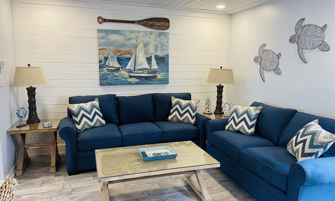 Destin Condo | Updated 3 bedroom 2+ bath condo-steps to beach & pool-beach service included