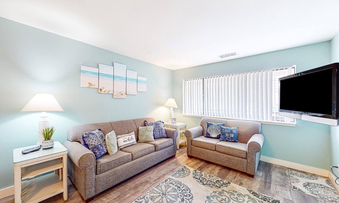 Myrtle Beach Condo | Updated 3rd-floor, ocean-view condo with on-site pool, fast WiFi & AC