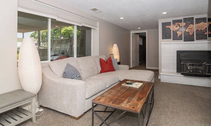 Cottonwood Heights House | Updated Basement Apartment with Hottub & Incredible City View