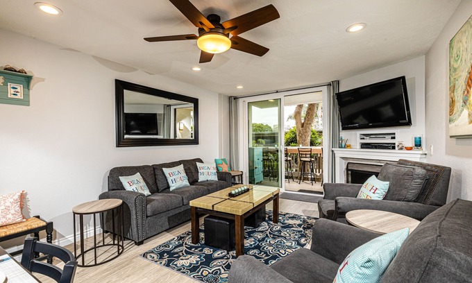 Townsite Condo | Updated Beach Condo with heated pool/spa!