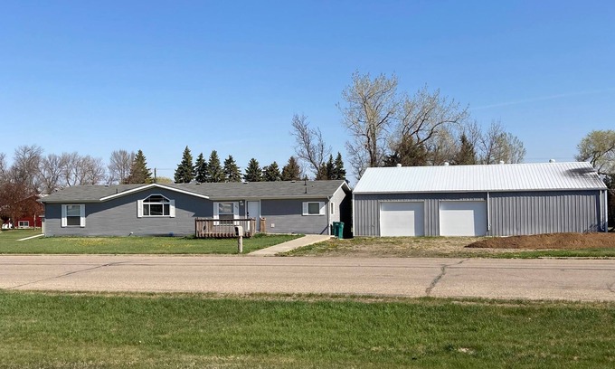 Leeds House | *UPDATED* Beautiful house & shop in Leeds, North Dakota! Outdoor pets welcome!