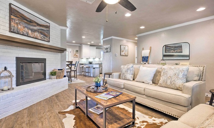 Fredericksburg House | Updated 'Blue Door Haus' ~ 1 Mi to Main St!