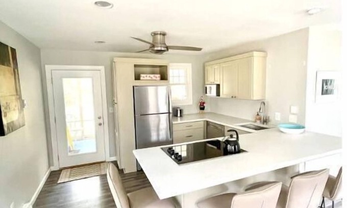 Lakeside House | Updated, bright, and peaceful cottage in Lakeside