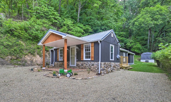 Bristol Cabin | Updated Bristol Retreat ~ 2 Miles to Downtown!